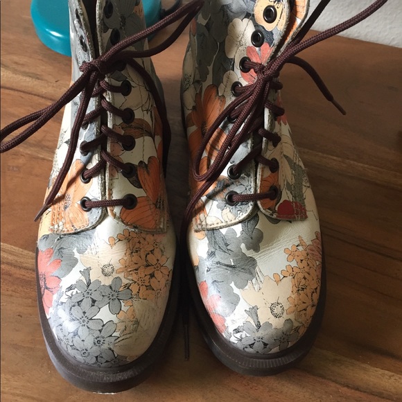 Dr. Martens Shoes - Doc Martens vintage floral
